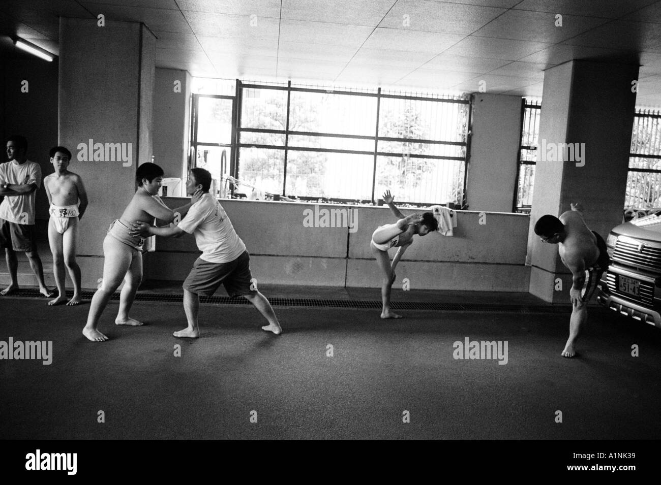 Les jeunes concurrents Sumo Rikishi à préparer leur concours dans le parking de l'Office National du stade de sumo Banque D'Images