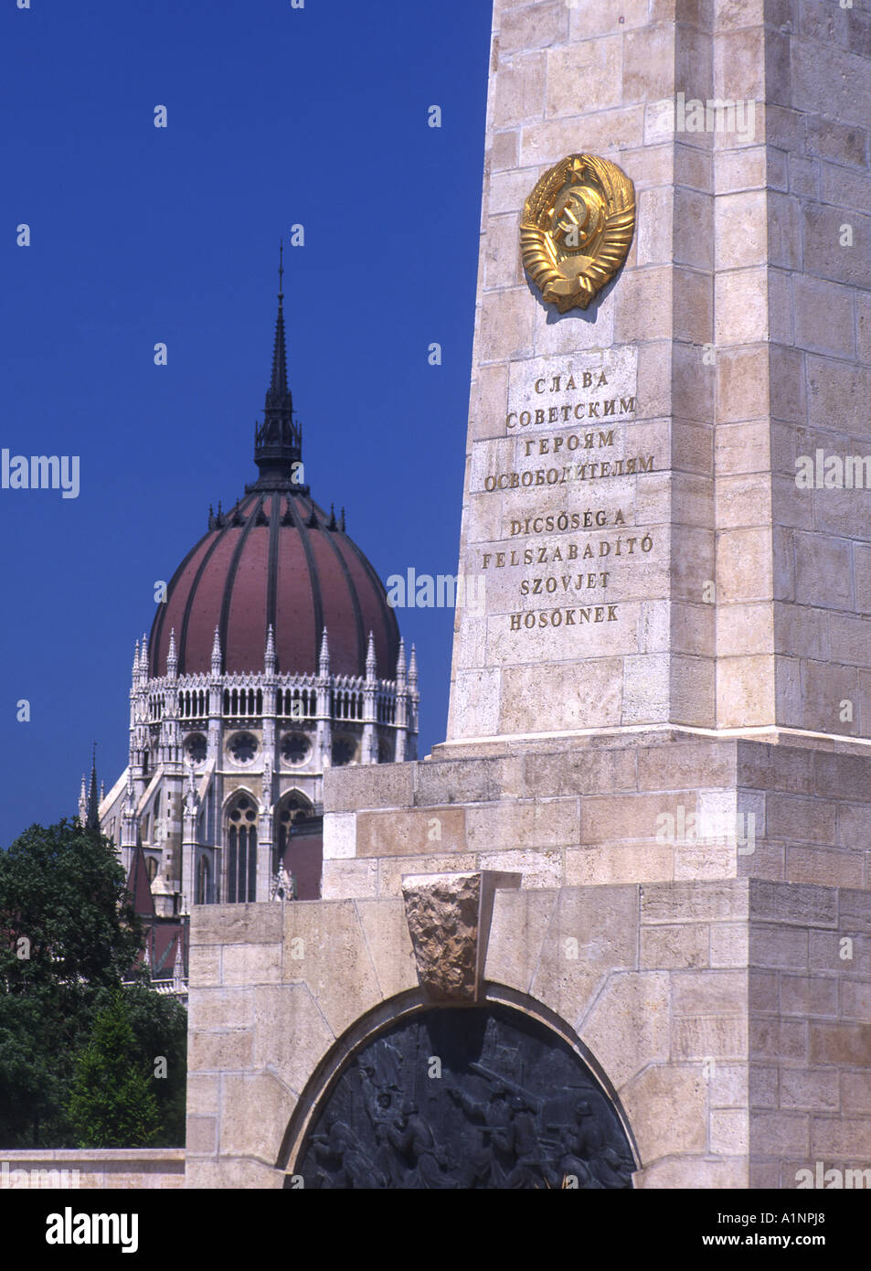 Monument commémoratif de guerre soviétique de Budapest avec le Parlement hongrois / Orszaghaz en background La Hongrie Banque D'Images