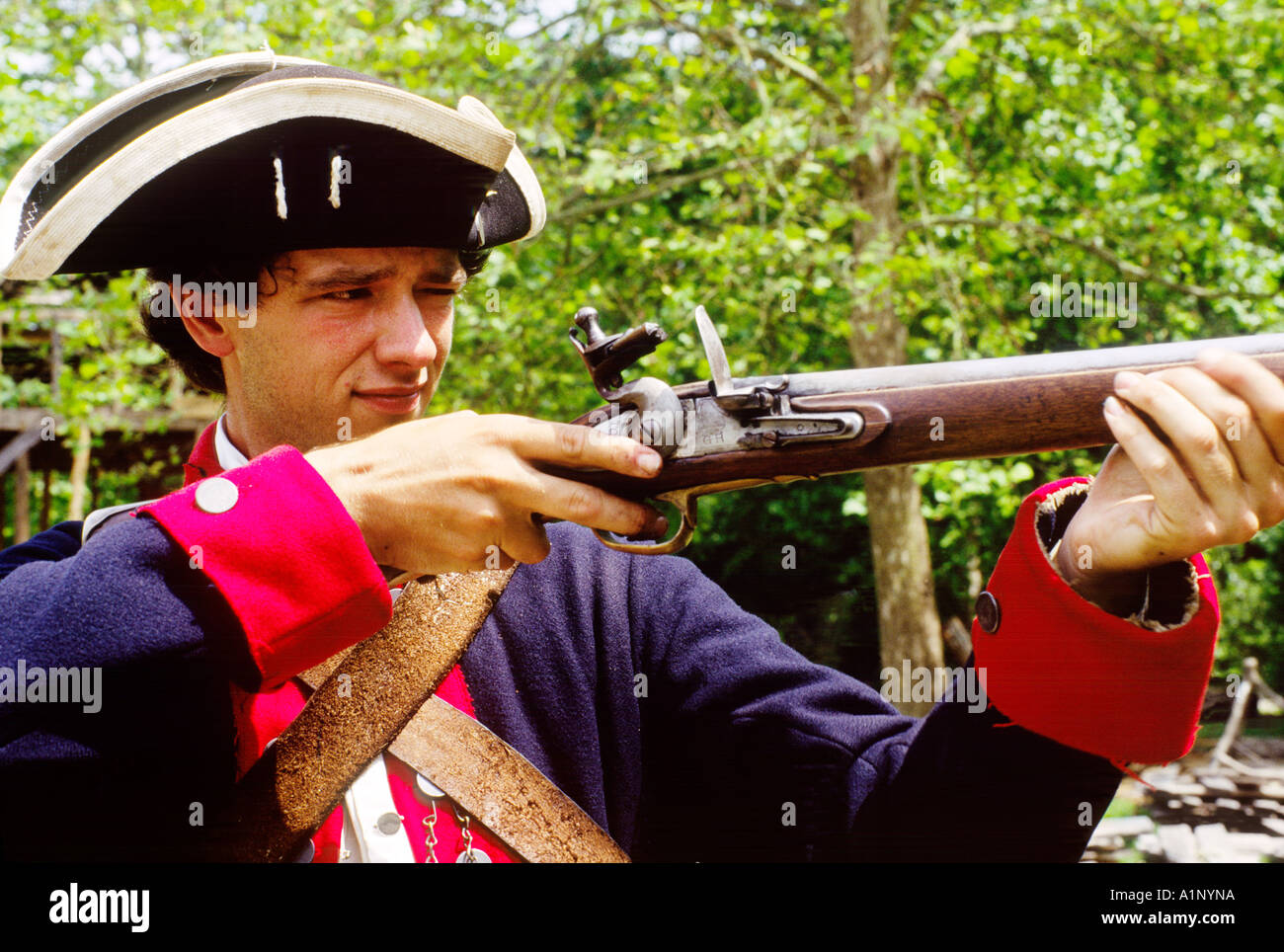 La victoire de Yorktown de Yorktown Center, près de Williamsburg. Interprète en uniforme de soldat de l'armée continentale avec mousquet Banque D'Images