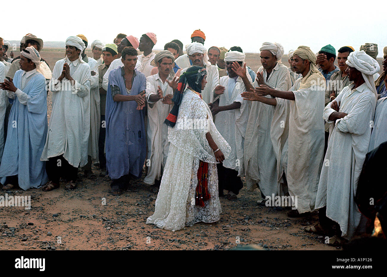 Mariée berbère danse pour les invités à son mariage désert Maroc Banque D'Images