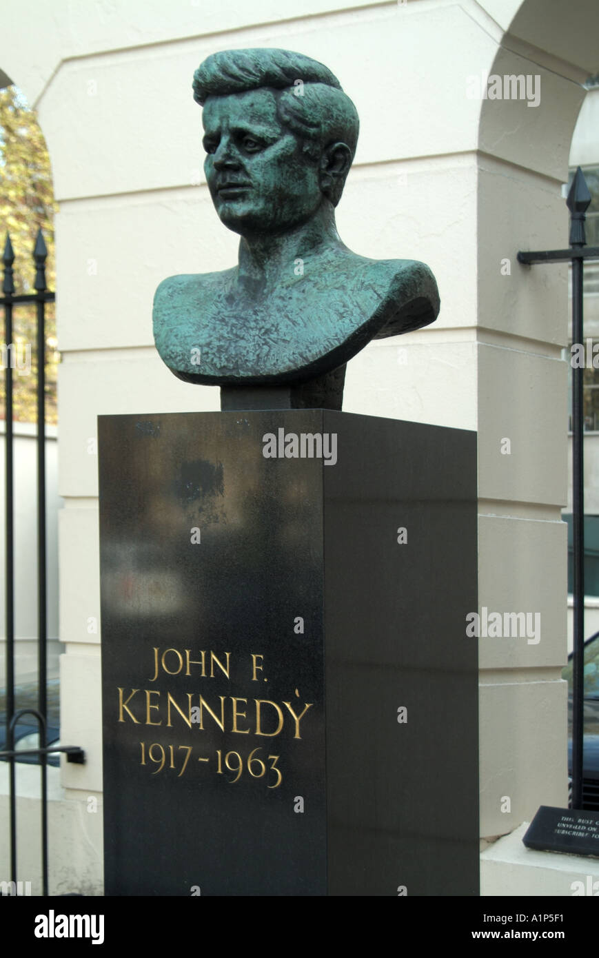 Buste de Londres sculptés par Jacques Lipchitz érigé en mémoire du Président John F Kennedy payés par les lecteurs Sunday Telegraph Banque D'Images