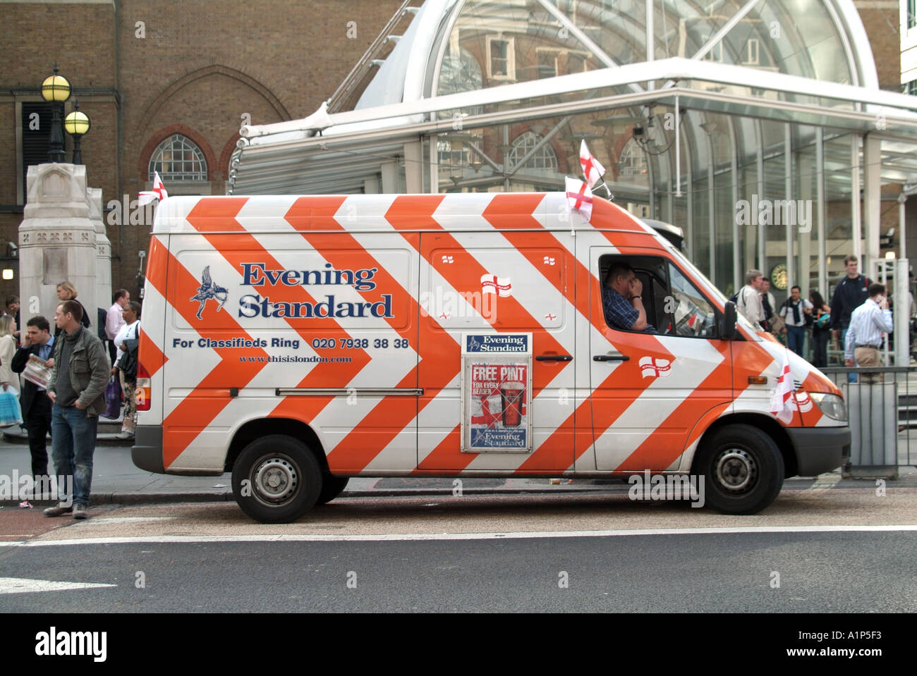 Ville de London Evening Standard newspaper delivery van stationné à l'extérieur de la gare de Liverpool street entrée privée Banque D'Images