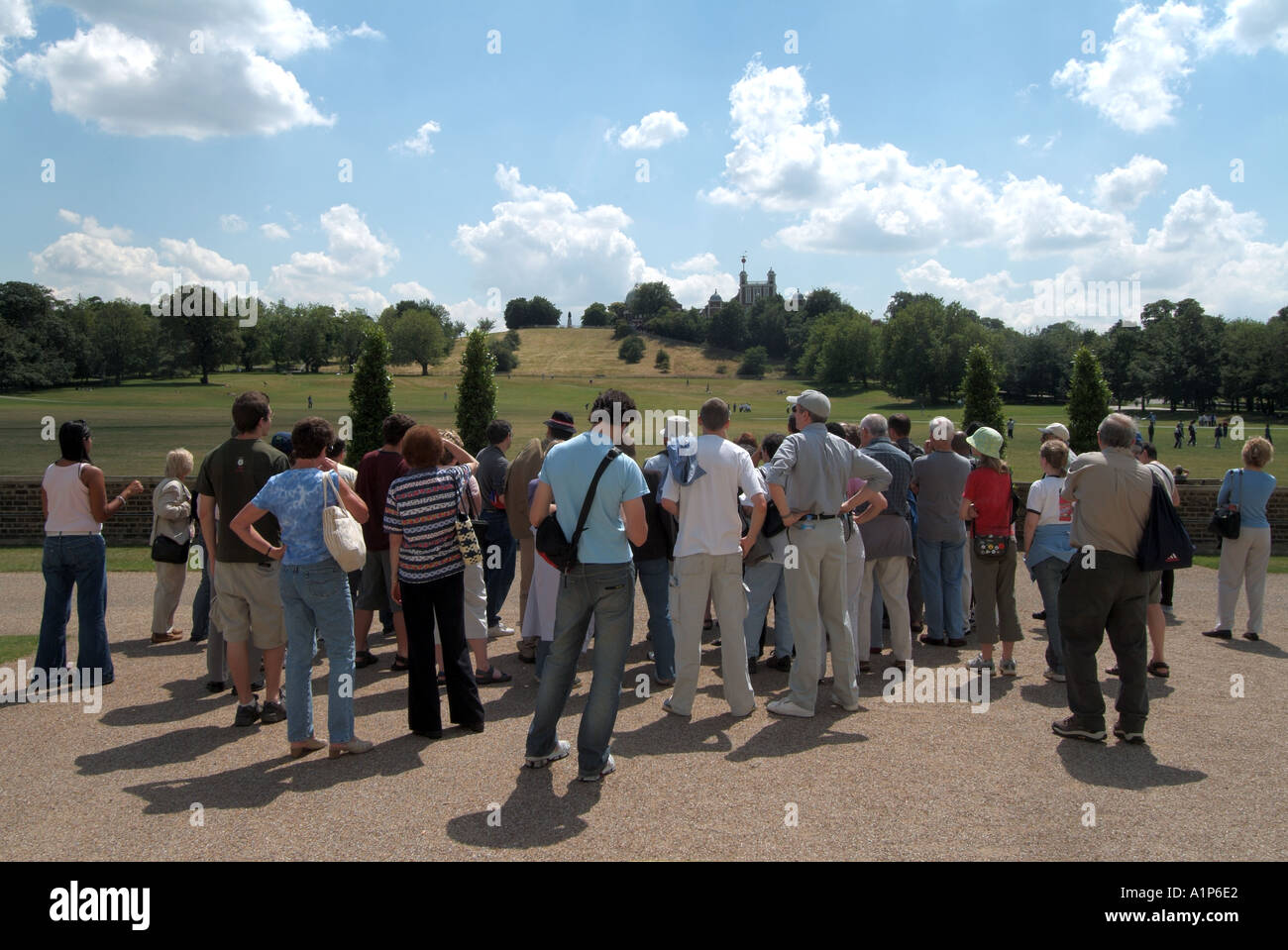 Groupe de touristes de Greenwich Park avec guide touristique en attente de 13 h de bal sur le toit de l'Observatoire royal de Flamsteed House pour faire tomber Londres au Royaume-Uni Banque D'Images