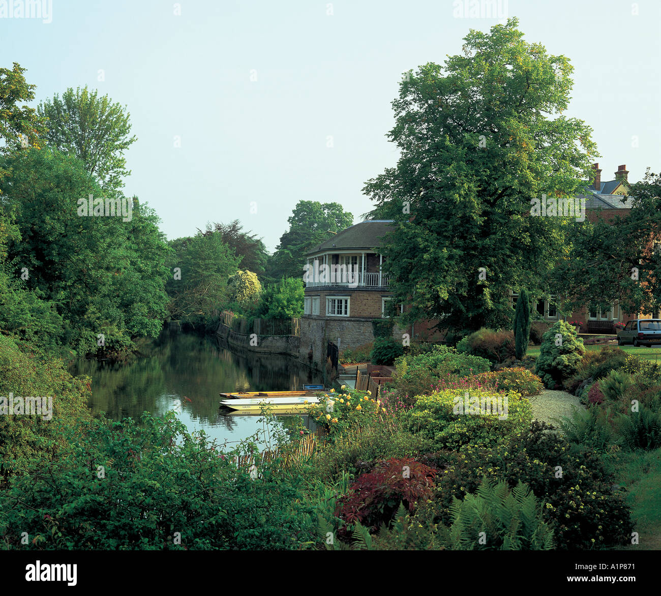 Bâtiments et Jardins de la rivière Cherwell Montagu Springs Resort College Oxford Banque D'Images