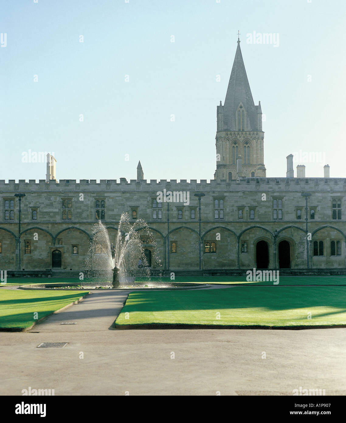 La cathédrale de Spire Tom Quad avec fontaine Mercure Oxford Christ Church Banque D'Images