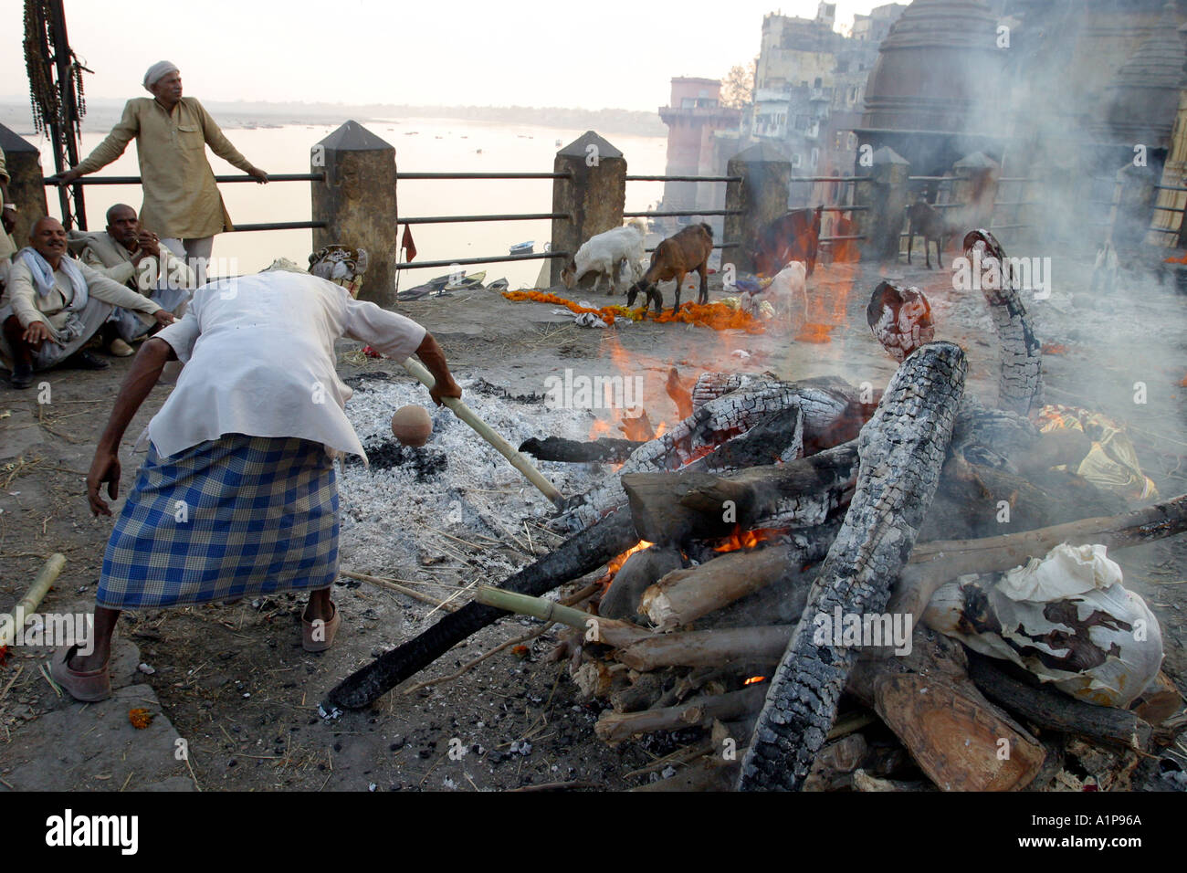 Un corps mort est incinéré sur les rives de la fleuve saint Ganges à Varanasi, dans le nord de l'Inde Banque D'Images
