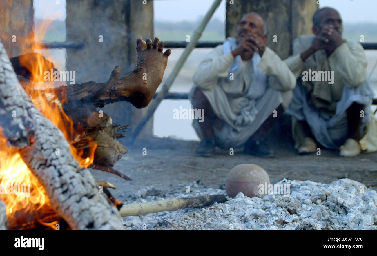 Un corps mort est incinéré sur les rives de la fleuve saint Ganges à Varanasi, dans le nord de l'Inde Banque D'Images