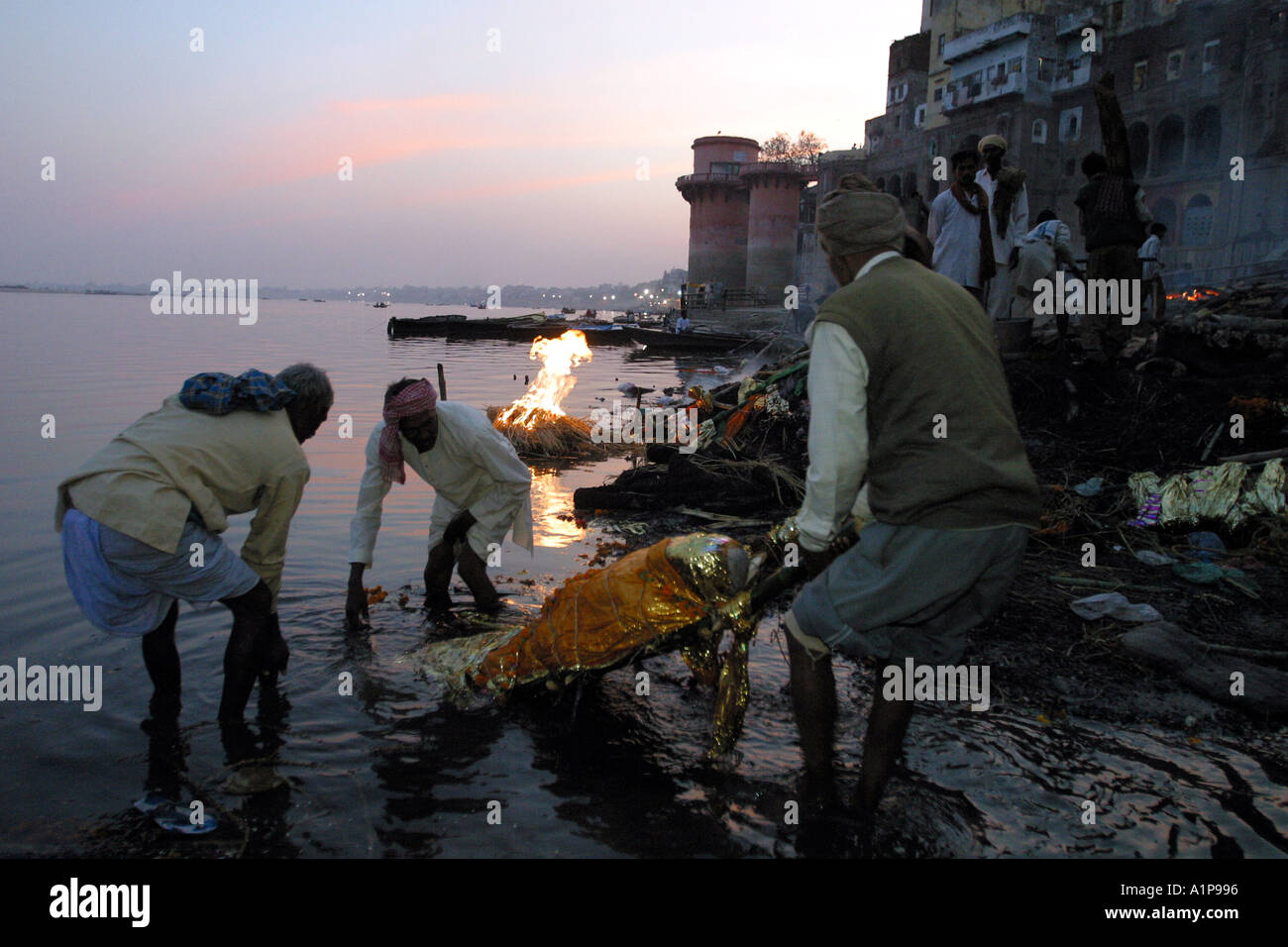 Un groupe ofmen transporter un corps mort pour le tremper dans l'eau du Gange avant qu'il est incinéré dans la ville de Varan Banque D'Images Un groupe ofmen transporter un corps mort pour le tremper dans l'eau du Gange avant qu'il est incinéré dans la ville de Varan Banque D'Images