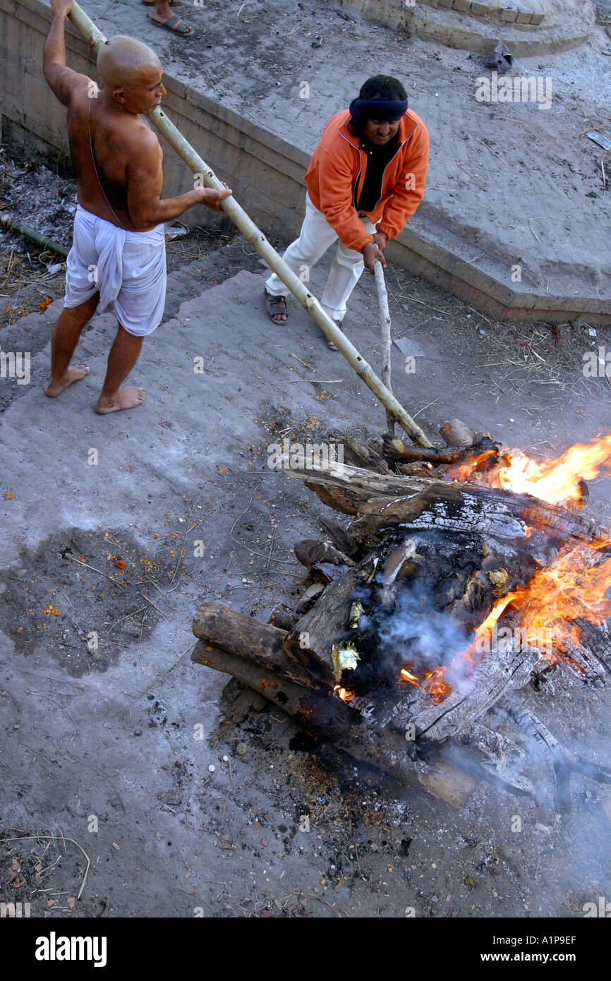 Un corps mort est incinéré sur les rives de la fleuve saint Ganges à Varanasi, dans le nord de l'Inde Banque D'Images