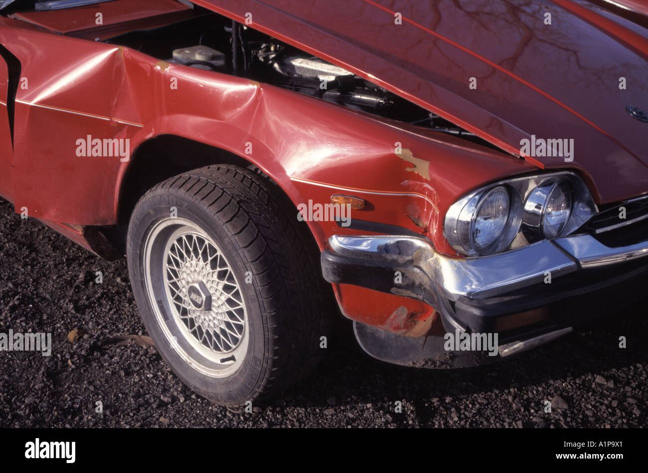 Crunched avant de voiture après accident de la route Banque D'Images