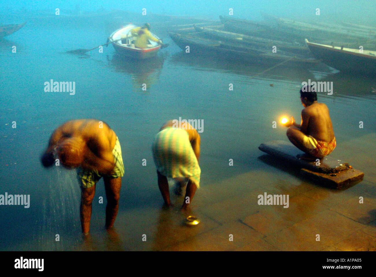 Les hommes prennent un bain religieux pour nettoyer les âmes de péchés passés dans le fleuve saint Ganges dans la ville de Varanasi dans le nord de l'Inde Banque D'Images