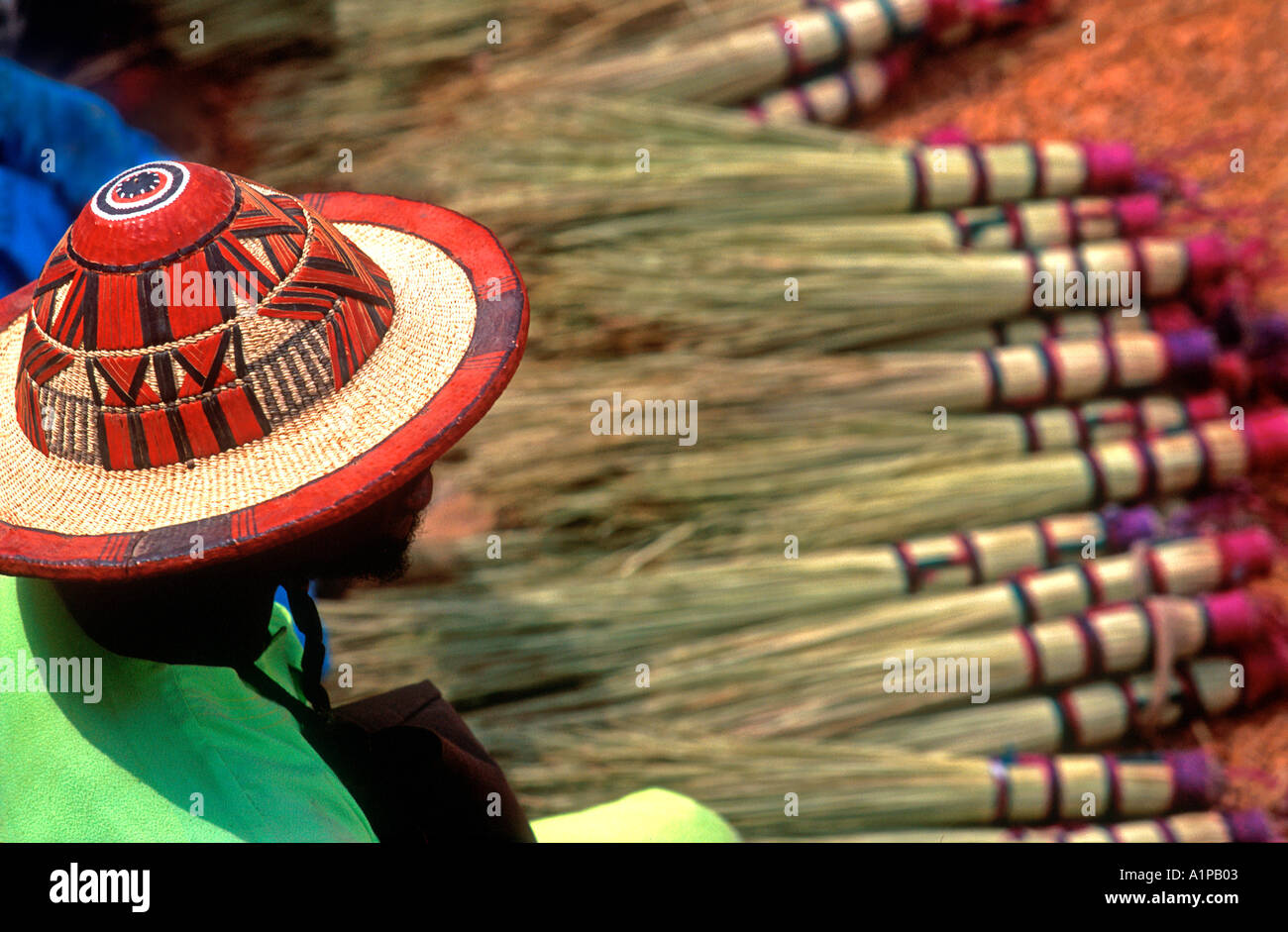 L'image graphique de l'homme en chapeau Peul pinceaux vente marché de  Djenné au Mali Photo Stock - Alamy