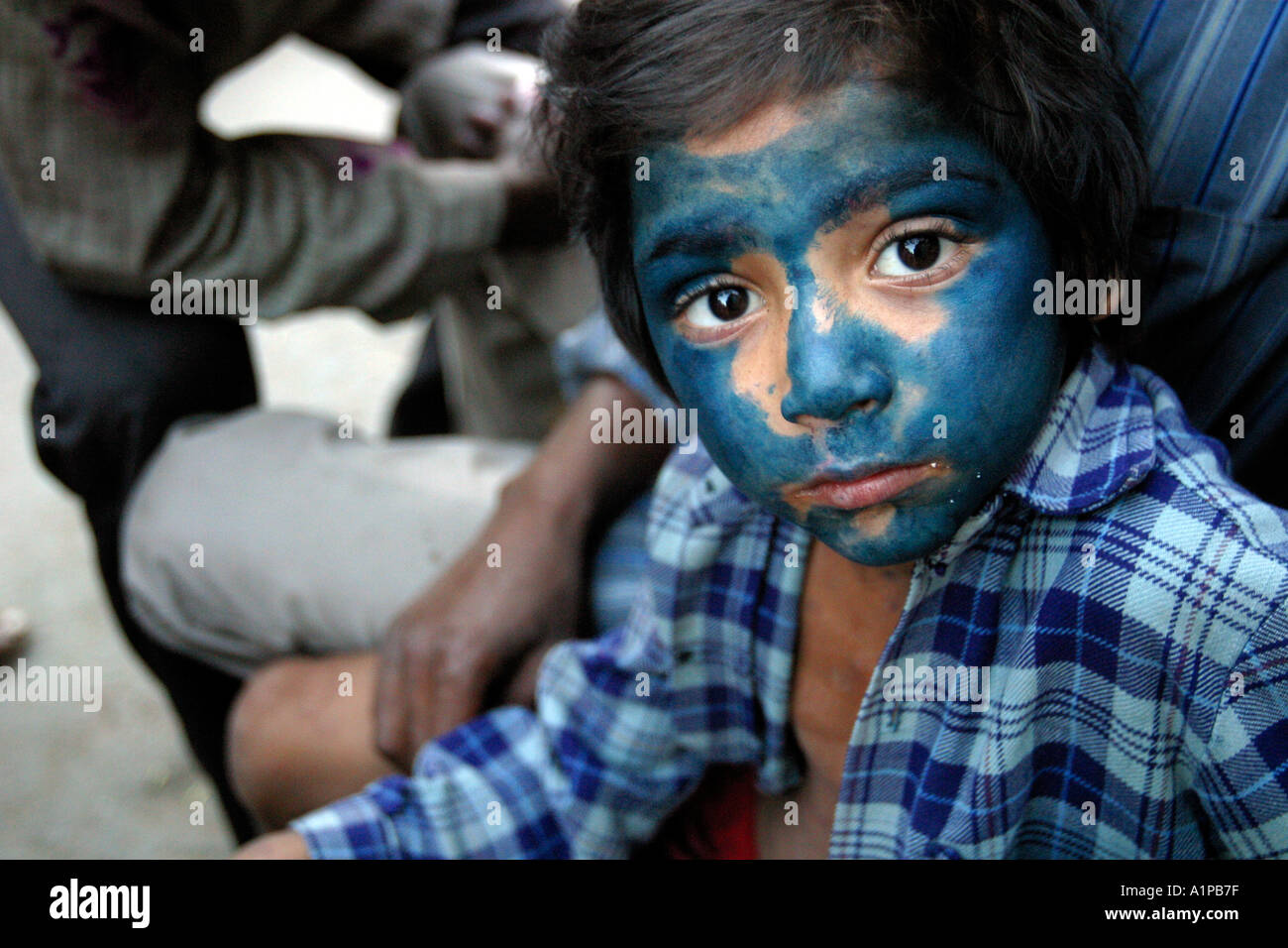 Les Indiens de l'Inde Asie asian girl young female portrait visage couleur couleur bleu poudre festival holi jeu jouer Banque D'Images