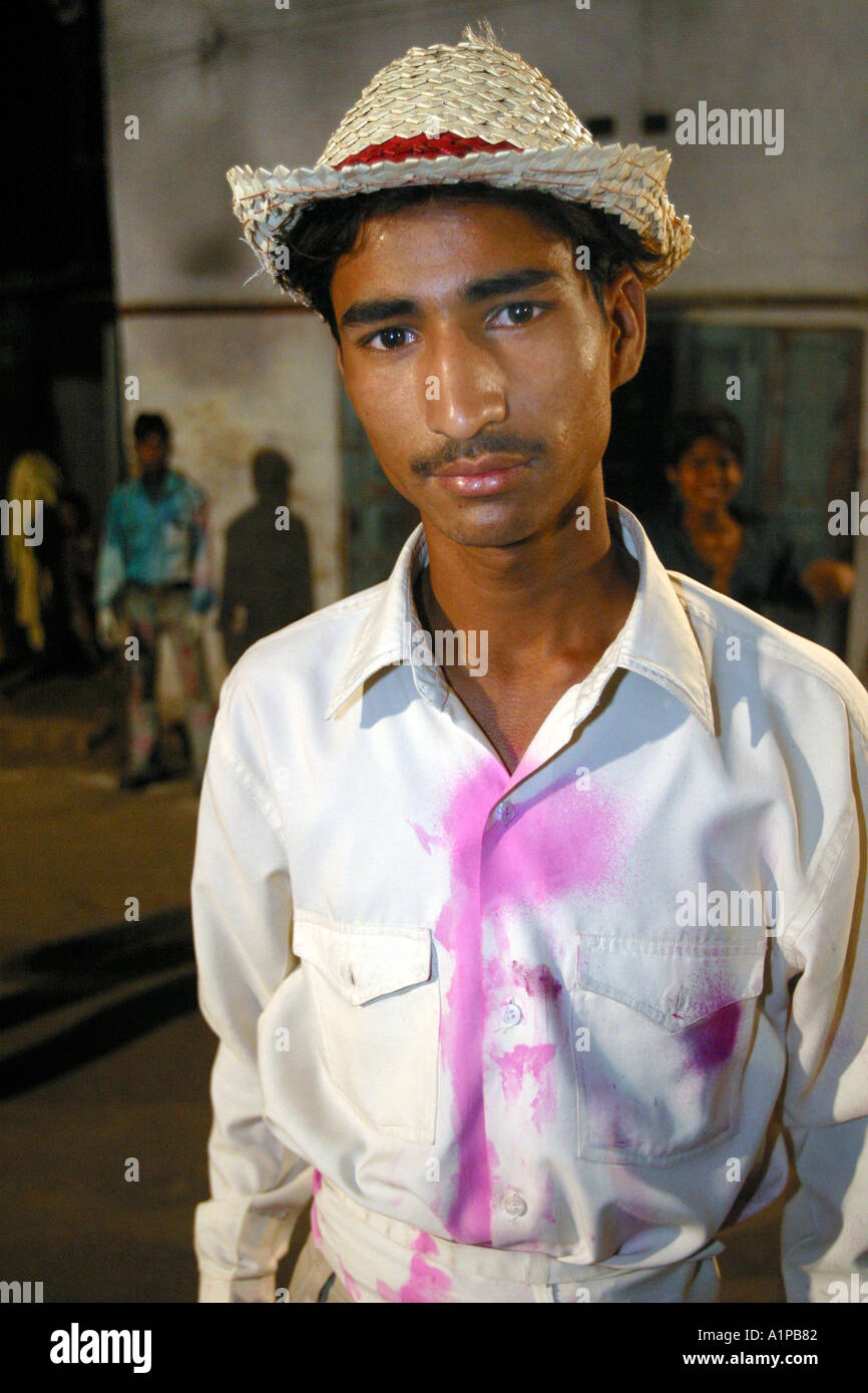 Un Indien a obtenu la couleur sur sa chemise, tout en jouant pendant la fête de Holi à Lucknow en Inde. Banque D'Images