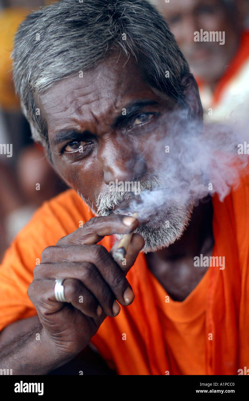 Portrait d'un indien fumer une cigarette en Inde Banque D'Images