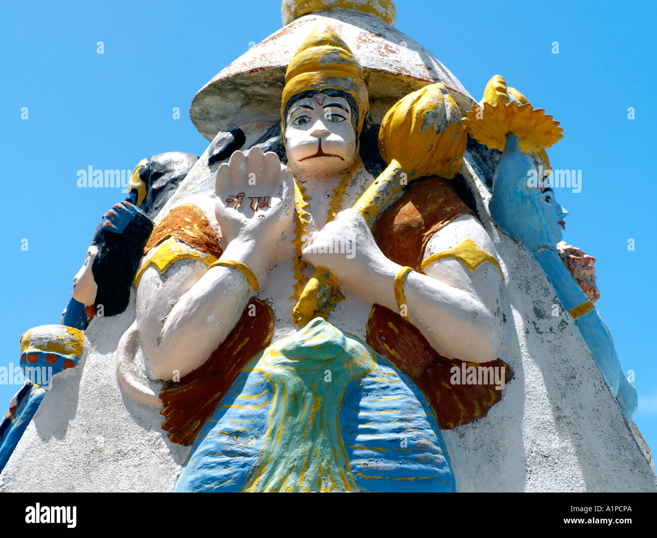 Anse la raie Mauritius Hanuman sur Shri Baba Shrine tenant la Gada Banque D'Images