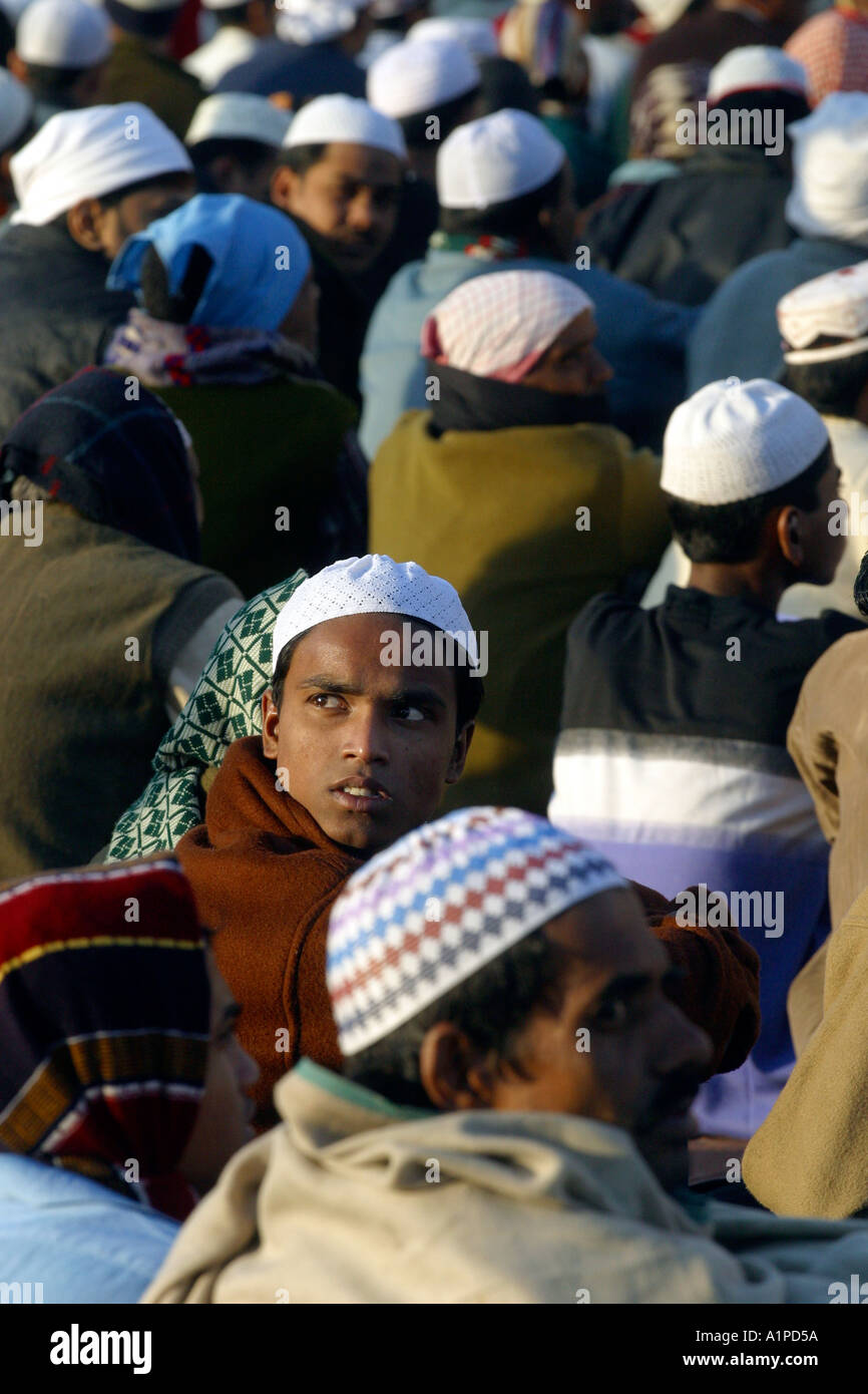 Un groupe d'Indiens musulmans se sont réunis pour la prière du vendredi dans la mosquée Jama Masjid à Delhi en Inde Banque D'Images
