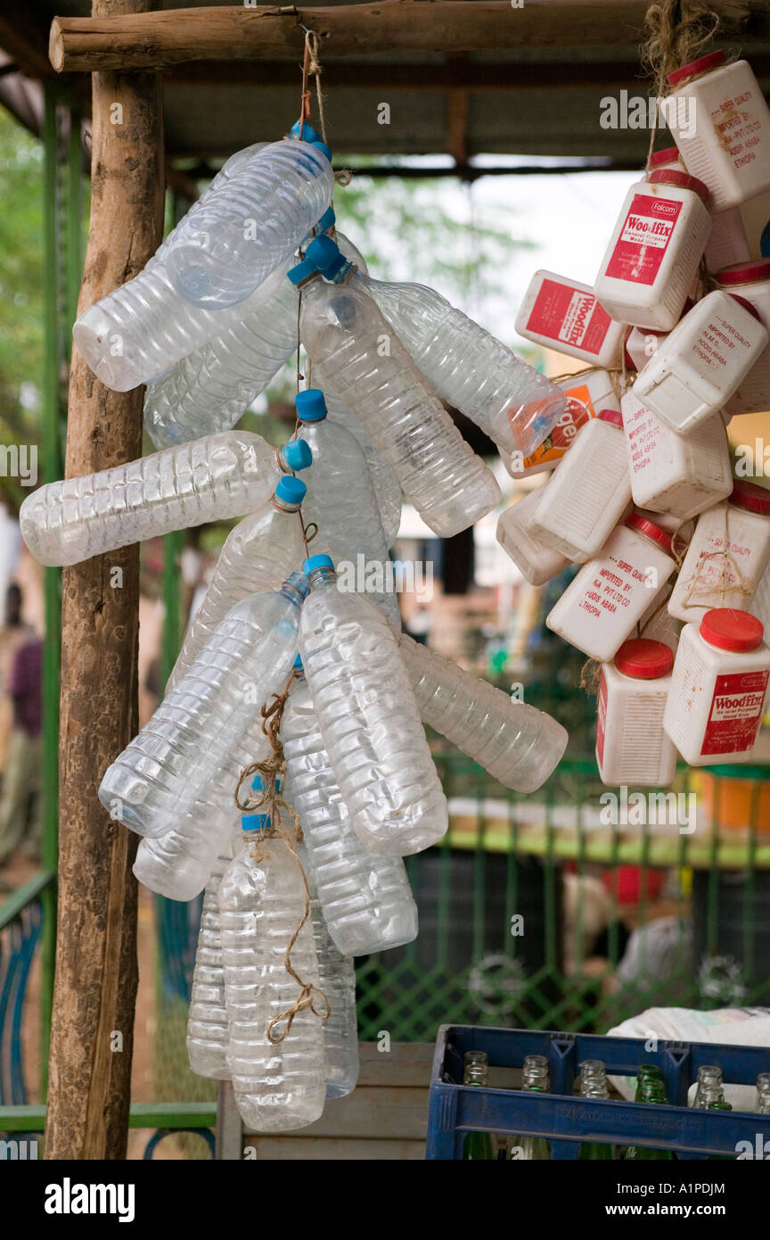 Bouteilles de plastique en vente dans Konso Ethiopie Banque D'Images