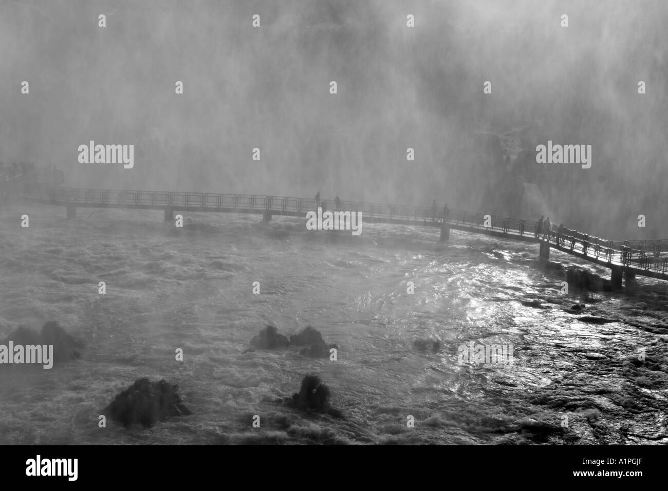 Iguassu Falls sur la partie brésilienne lookout englouti dans le brouillard sur le bord d'une cascade sur le côté argentin, l'arrière-plan Banque D'Images