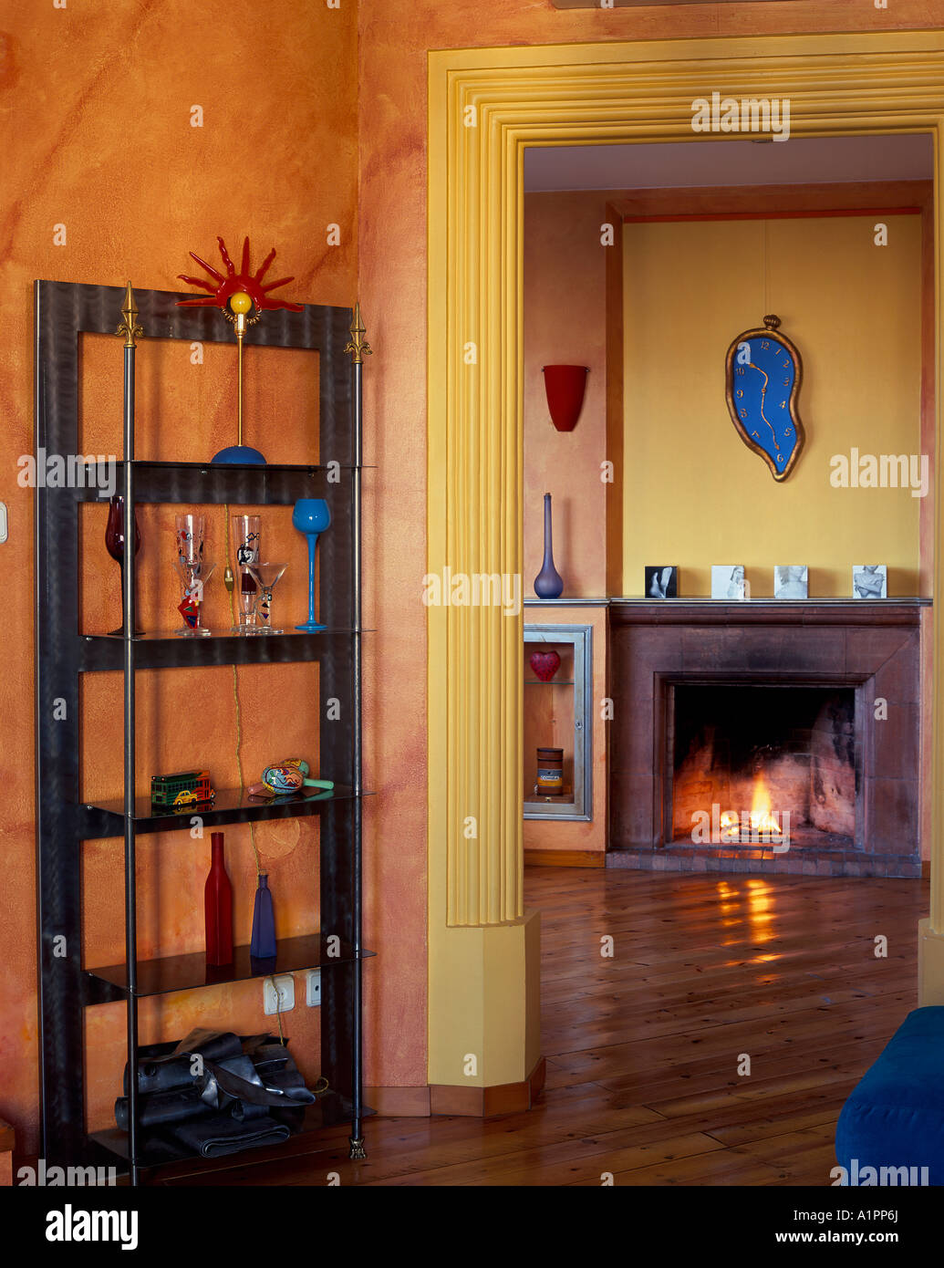 Voir d'ornements divers disposés sur des étagères Banque D'Images