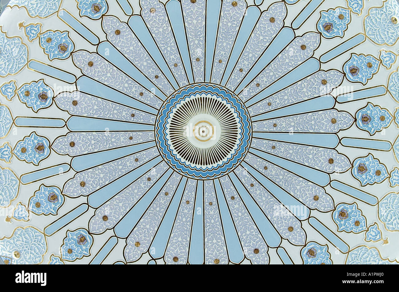 Vue intérieure d'un dôme bleu sur le Coran & manuscrits à la Galerie Musée des Arts islamiques de Malaisie Banque D'Images