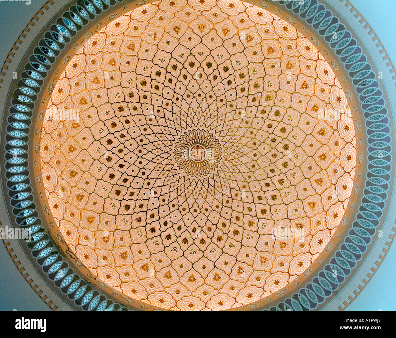 Vue intérieure d'un dôme orange sur le Coran & manuscrits à la Galerie Musée des Arts islamiques de Malaisie Banque D'Images