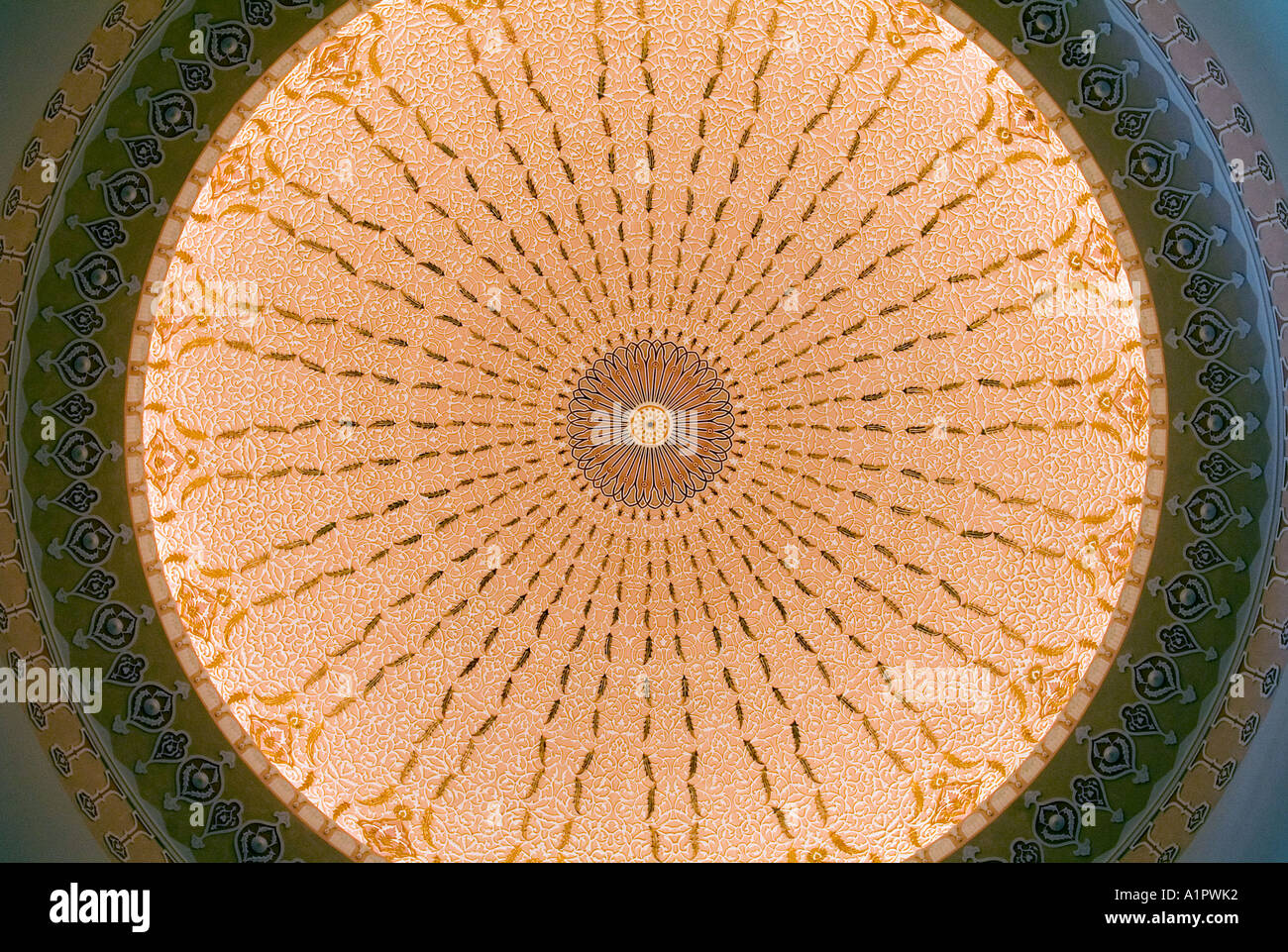 Vue intérieure d'un dôme orange sur le Coran & manuscrits à la Galerie Musée des Arts islamiques de Malaisie Banque D'Images