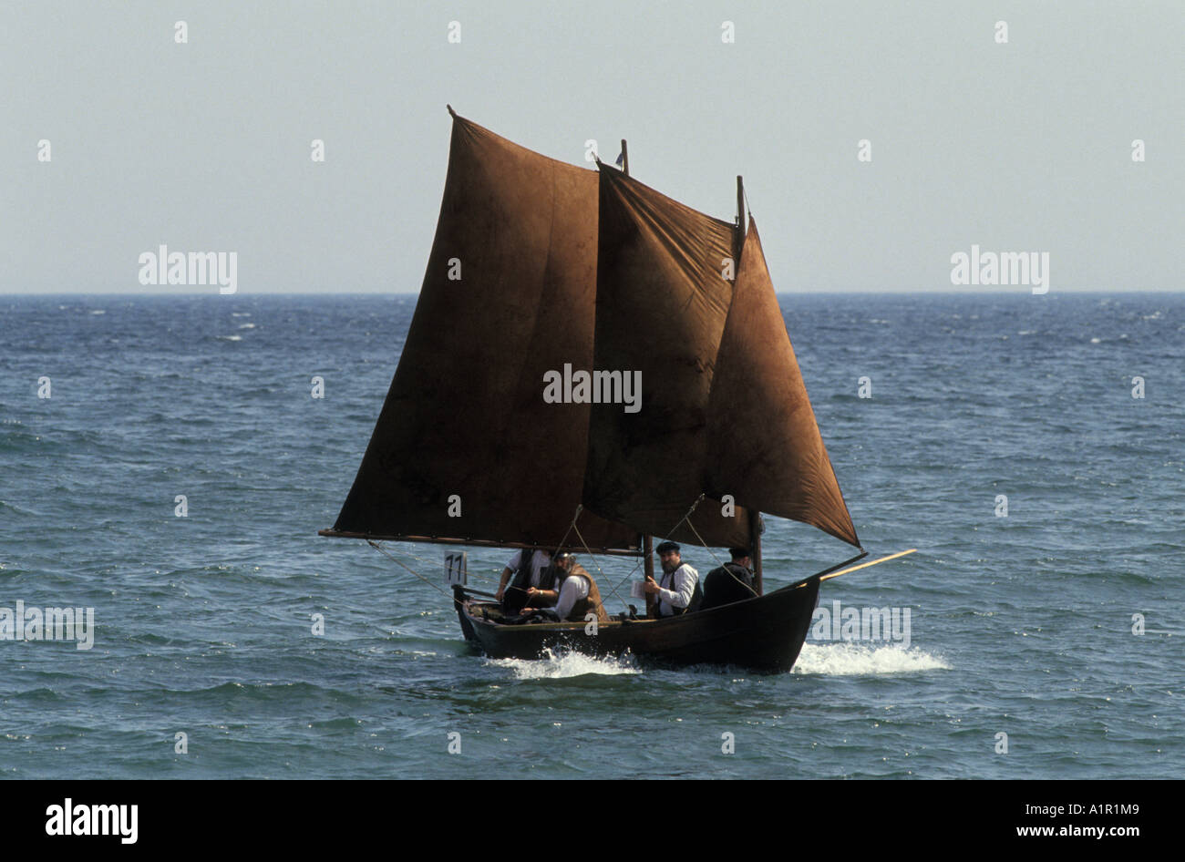 Un style ancien bateau à voile arrive à Grisslehamn sur Väddö island, en Suède, au cours de l'année Postrodden la race Banque D'Images