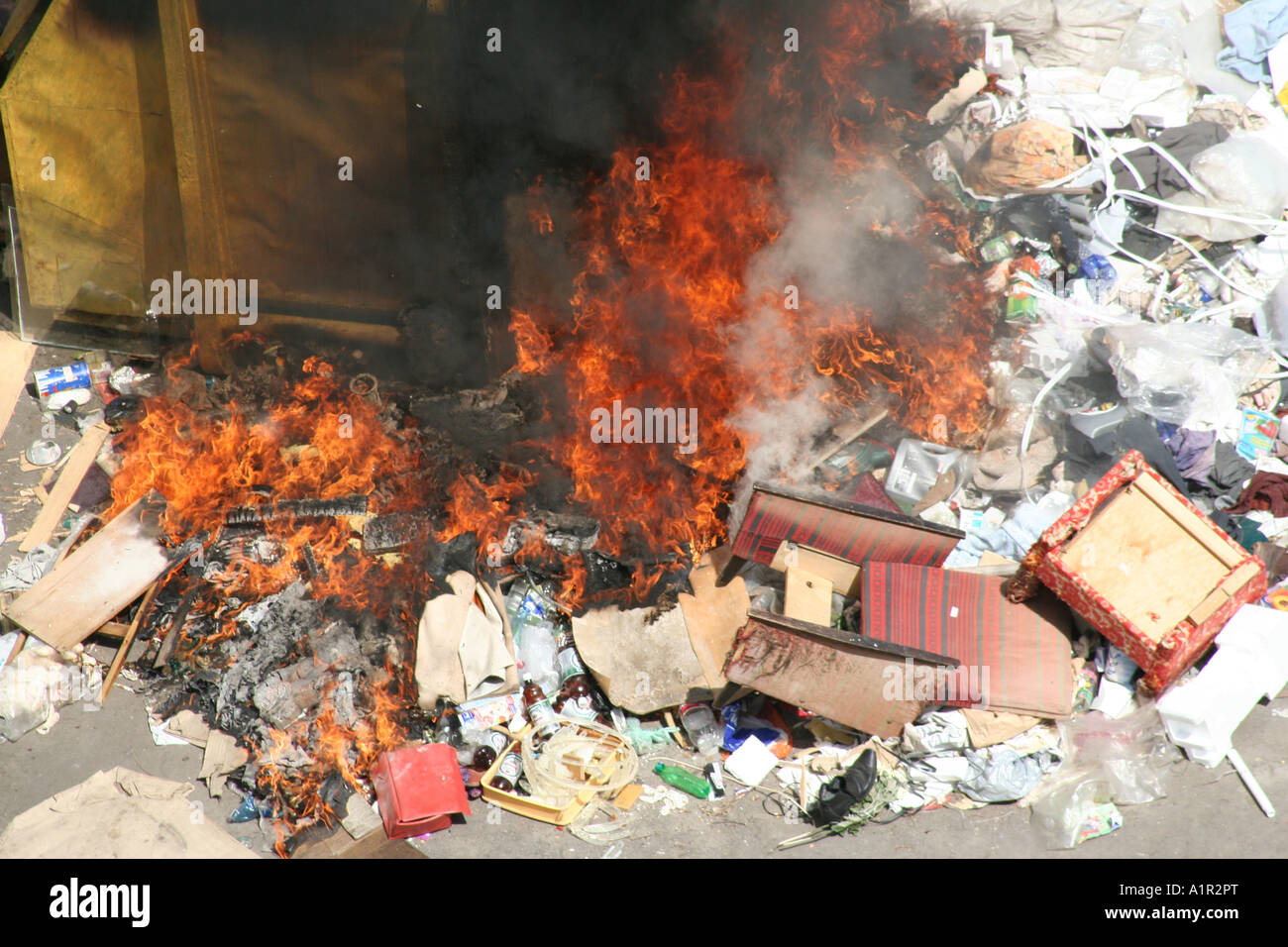 Brûler des ordures et des débris causant de la pollution et de la fumée. Banque D'Images