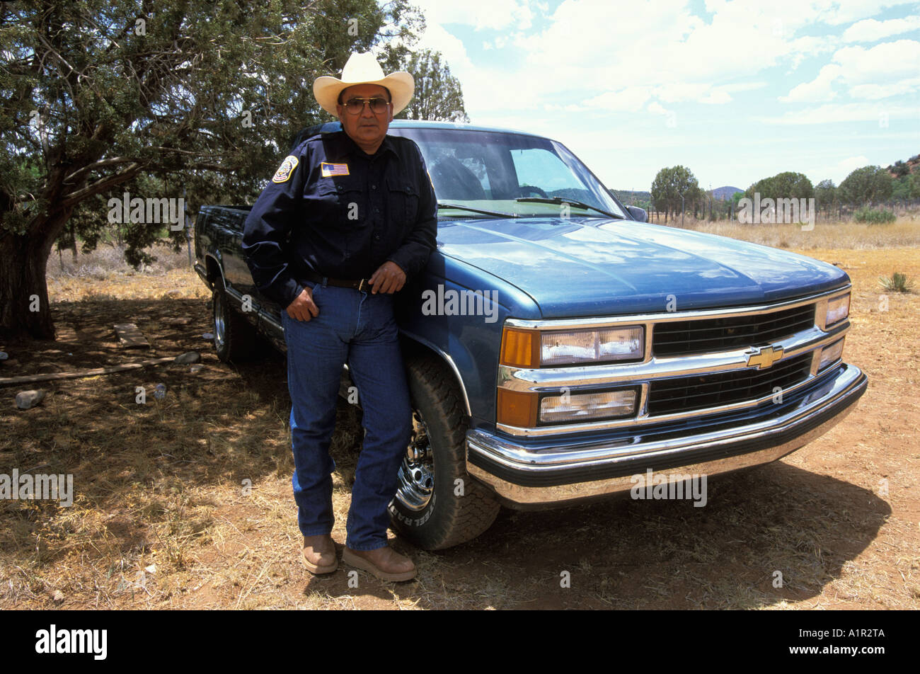 Un policier Apache à côté de sa voiture sur la réserve Fort Apache Arizona USA Banque D'Images