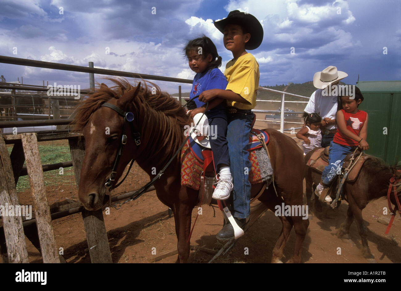 Deux enfants Apache à cheval à un rodéo sur la réserve indienne de Fort Apache Arizona USA Banque D'Images