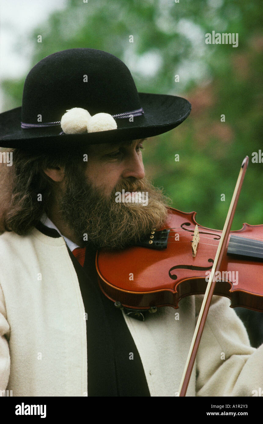 Un violoneux en costume folklorique traditionnel joue de son violon au milieu de l'été en Orsa, dalarna, Suède Dalecarlia, ou Banque D'Images