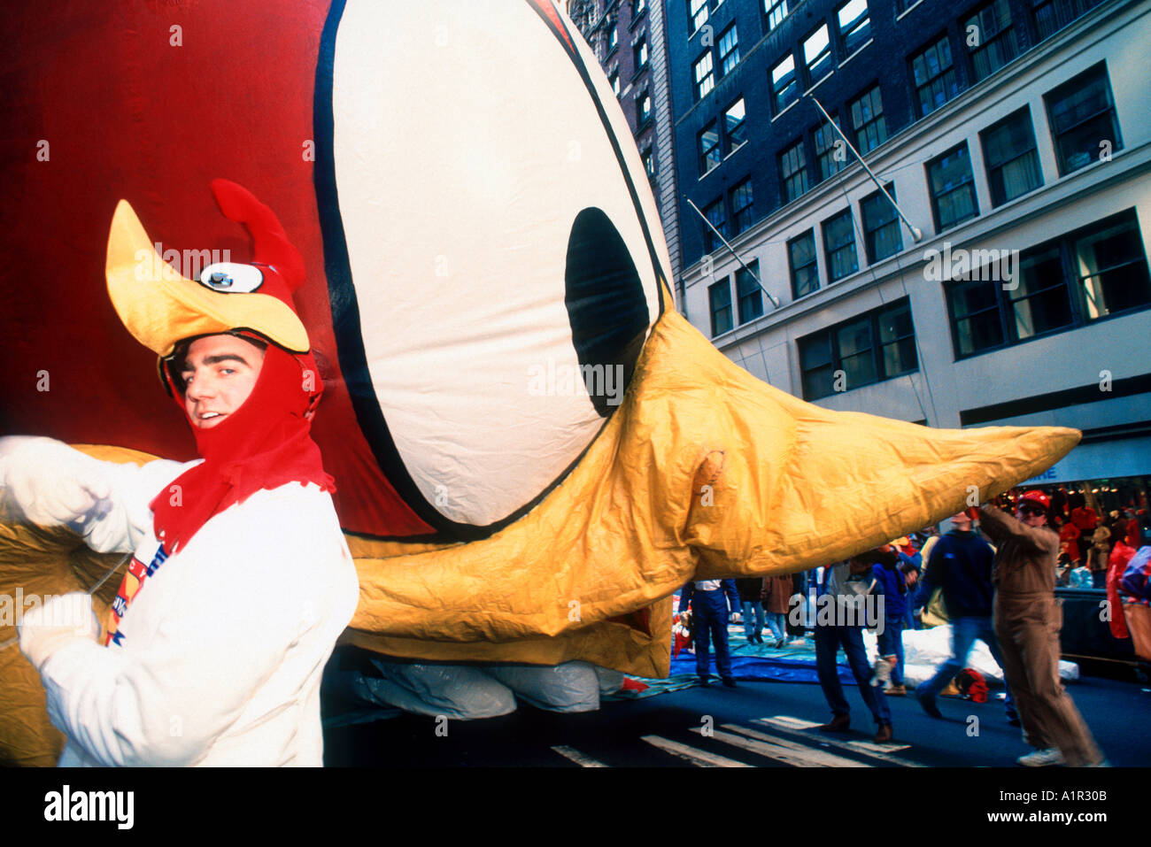 Grand magasin Macy s dégonfler travailleurs ballon Woody Woodpecker après la parade de Thanksgiving de Macy s Banque D'Images