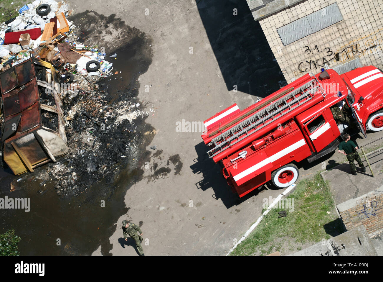 Séquelles d'un incendie, d'un pompier et d'un camion de pompiers sur place à Kiev, en Ukraine. Banque D'Images