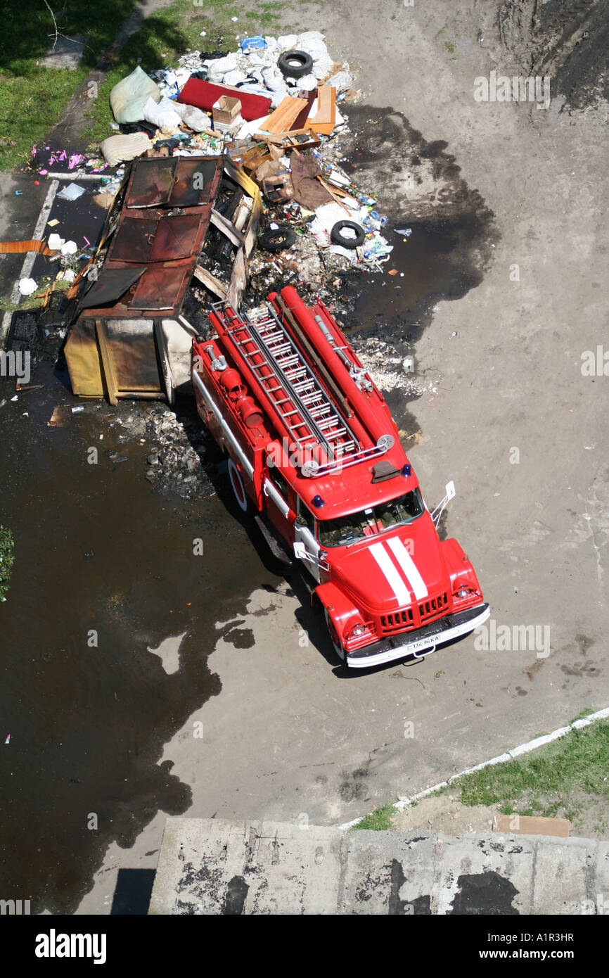 Séquelles d'un incendie, d'un pompier et d'un camion de pompiers sur place à Kiev, en Ukraine. Banque D'Images