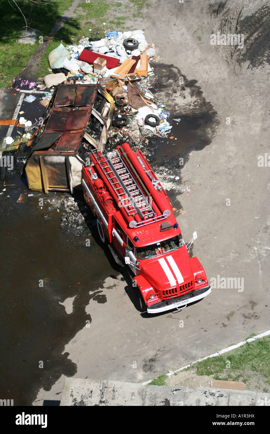 Séquelles d'un incendie, d'un pompier et d'un camion de pompiers sur place à Kiev, en Ukraine. Banque D'Images