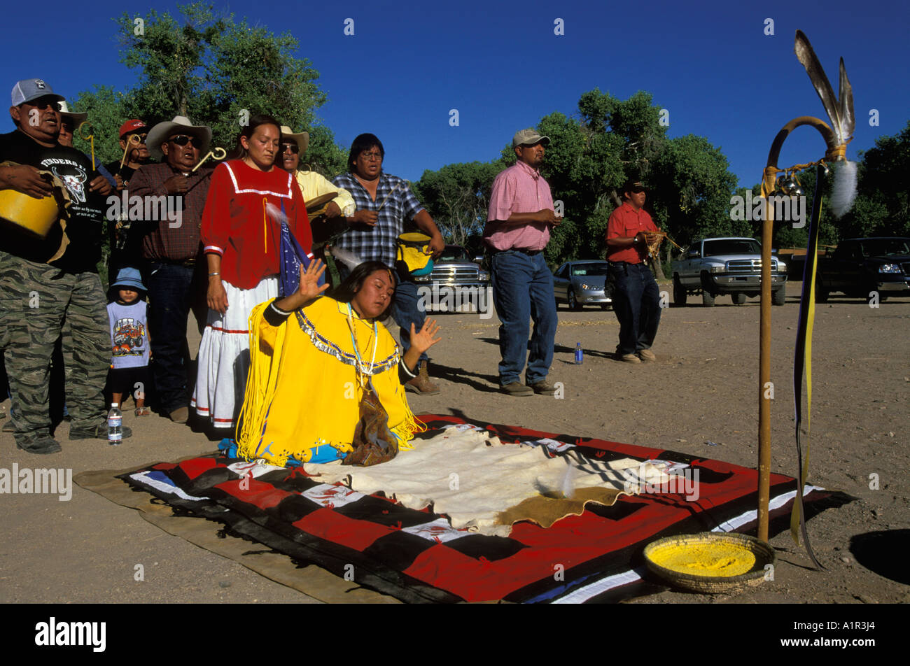 Une fille Apache danse dans un position agenouillée pendant sa danse lever du soleil sur la réserve indienne de San Carlos, Arizona USA Banque D'Images