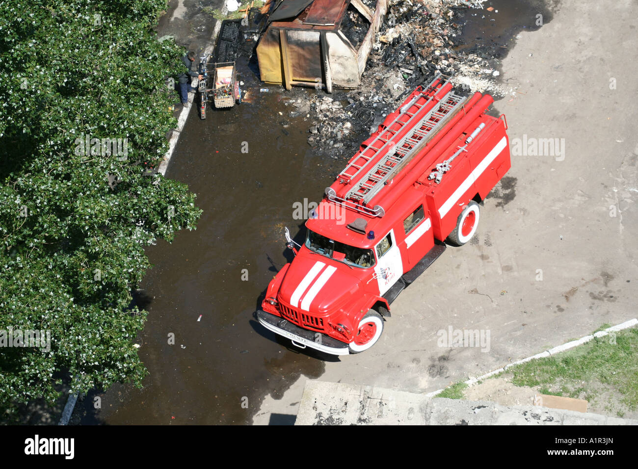 Séquelles d'un incendie, d'un pompier et d'un camion de pompiers sur place à Kiev, en Ukraine. Banque D'Images