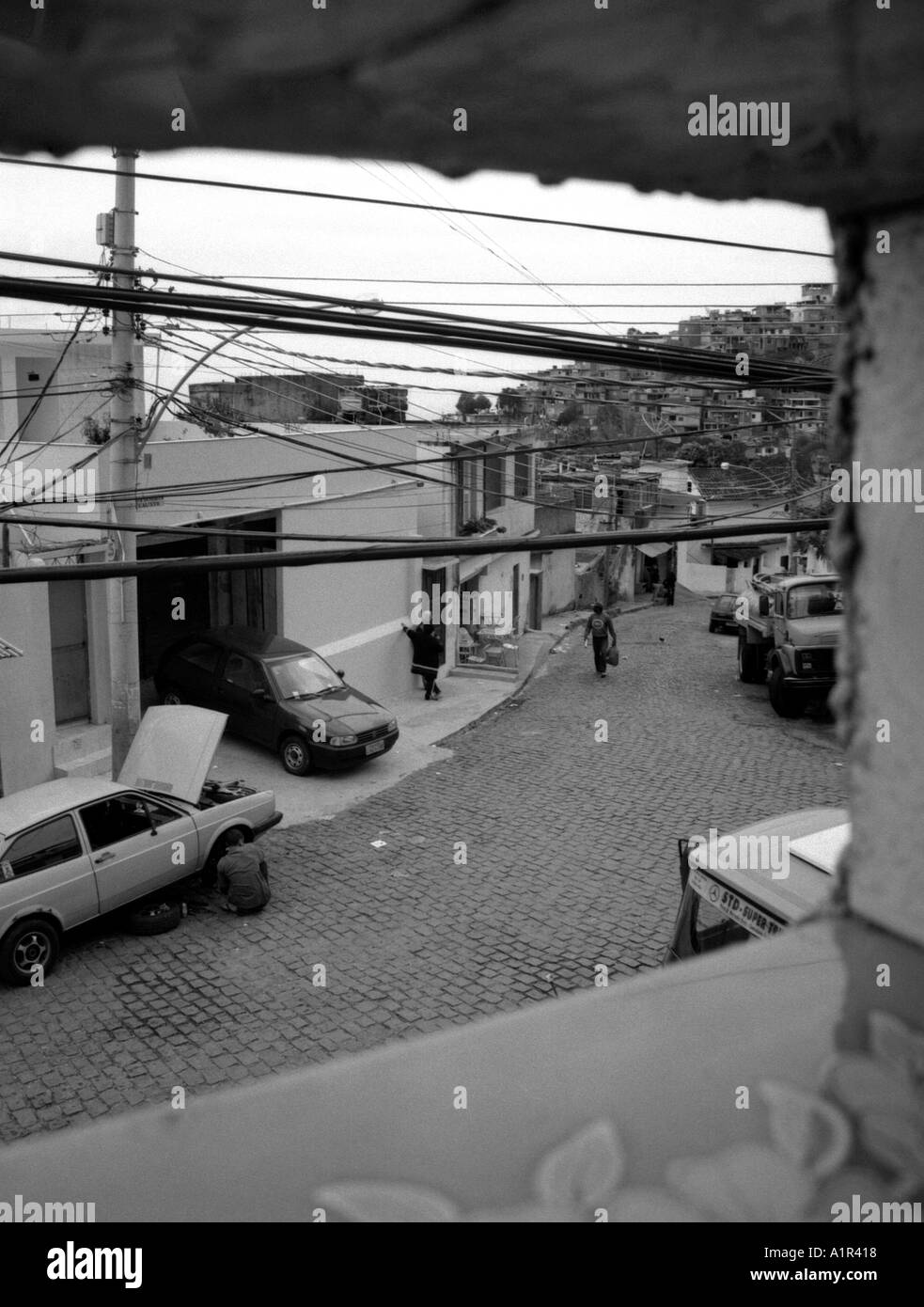 Vue panoramique vue à travers pente favela typique petit carré trou mur Santa Marta Rio de Janeiro Brésil Brasil Amérique Latine du Sud Banque D'Images