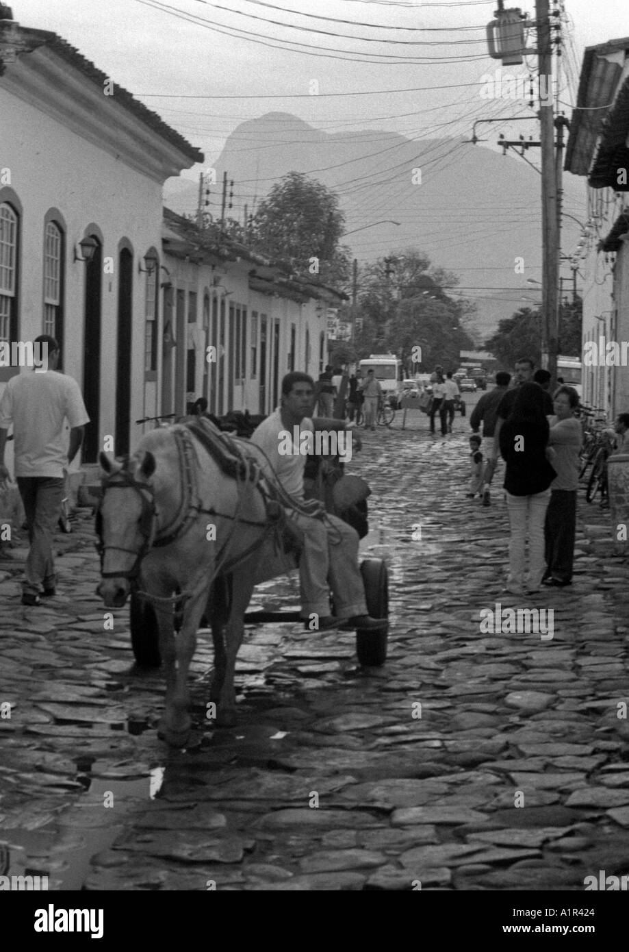 Panier cheval rural traditionnel caractéristique ville coloniale d'occupation homme femme Paraty Rio de Janeiro Brésil Brasil Amérique Latine du Sud Banque D'Images