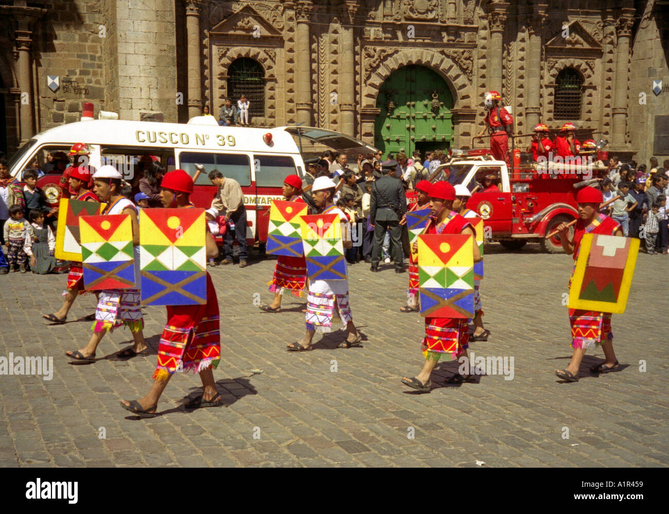Street Parade square public extérieur affichage puissance anonyme sans visage homme hommes garçon même clone Cuzco Pérou Amérique Latine du Sud Banque D'Images