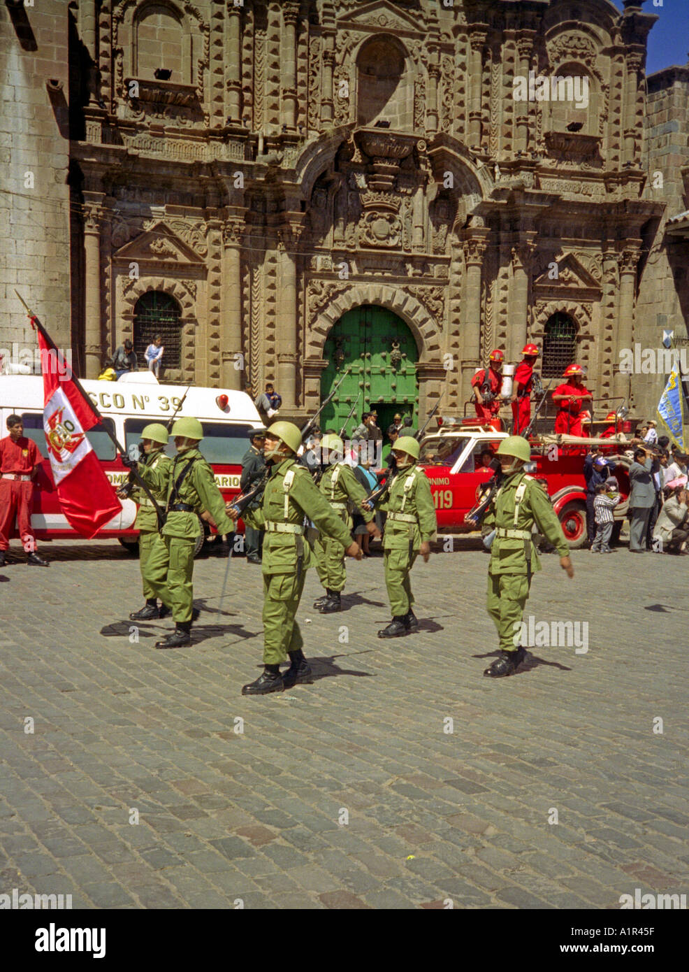 Street Parade square public extérieur affichage puissance anonyme sans visage homme hommes garçon même clone Cuzco Pérou Amérique Latine du Sud Banque D'Images