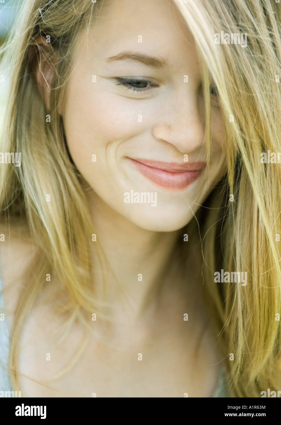Young woman smiling, un couvre un œil, portrait Banque D'Images