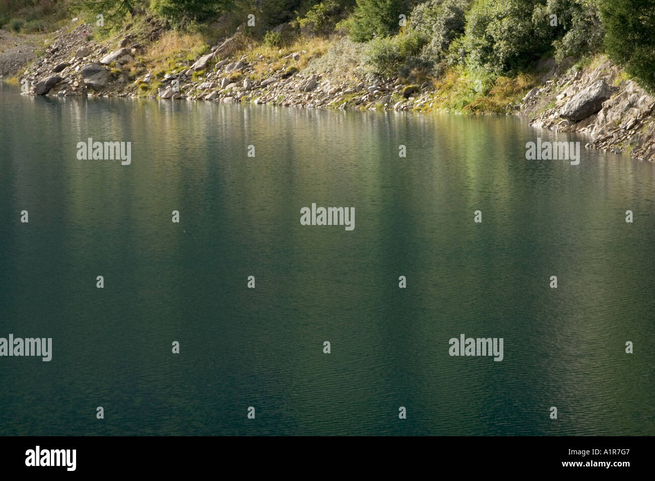 Réflexions à la périphérie de Vernagt Stausee, un lac artificiel à 1695m dans le Tyrol du Sud, Schnalstal, Italie Banque D'Images