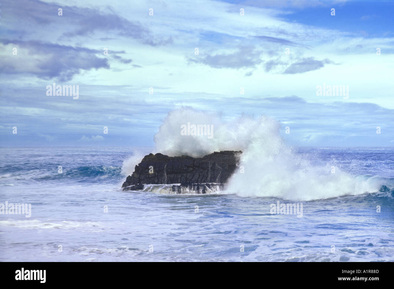 Les projections dans les vagues Rock Hawaii Banque D'Images