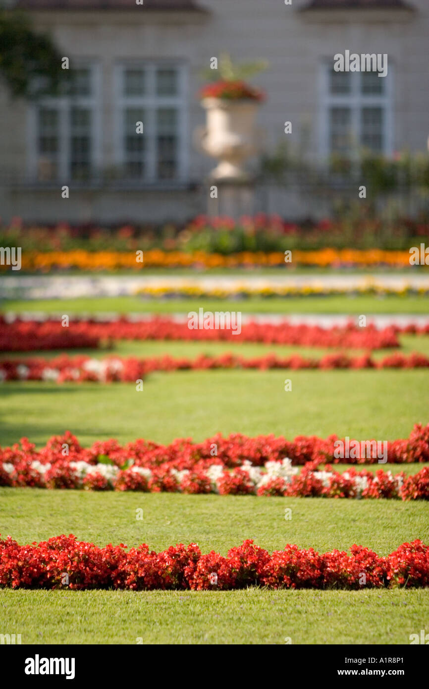 De fleurs en face de bâtiment Palace, jardins Mirabell, à Salzbourg, Autriche Banque D'Images