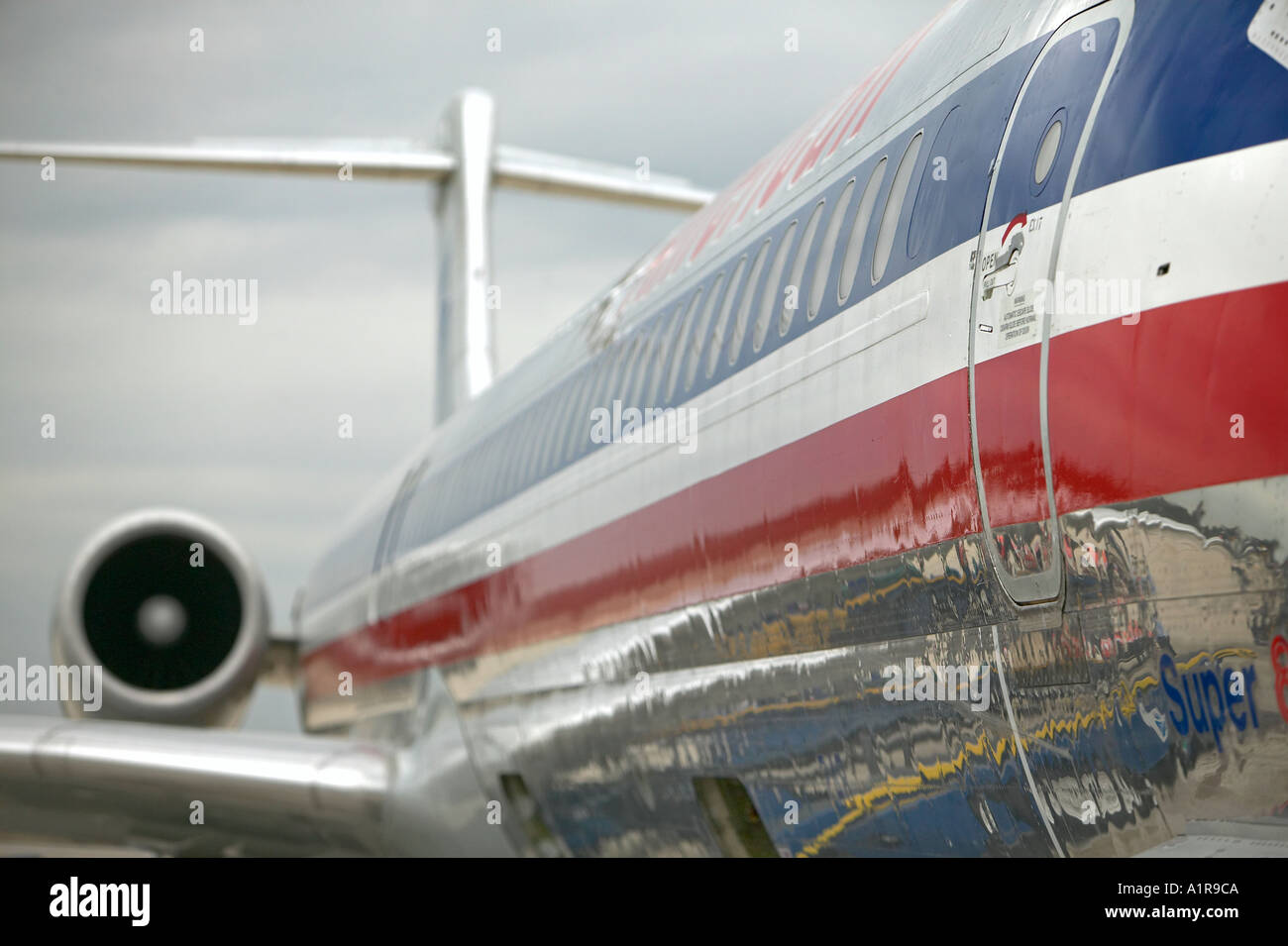 Rouge Blanc et rayures bleues sur le fuselage d'un avion à réaction d'American Airlines Banque D'Images