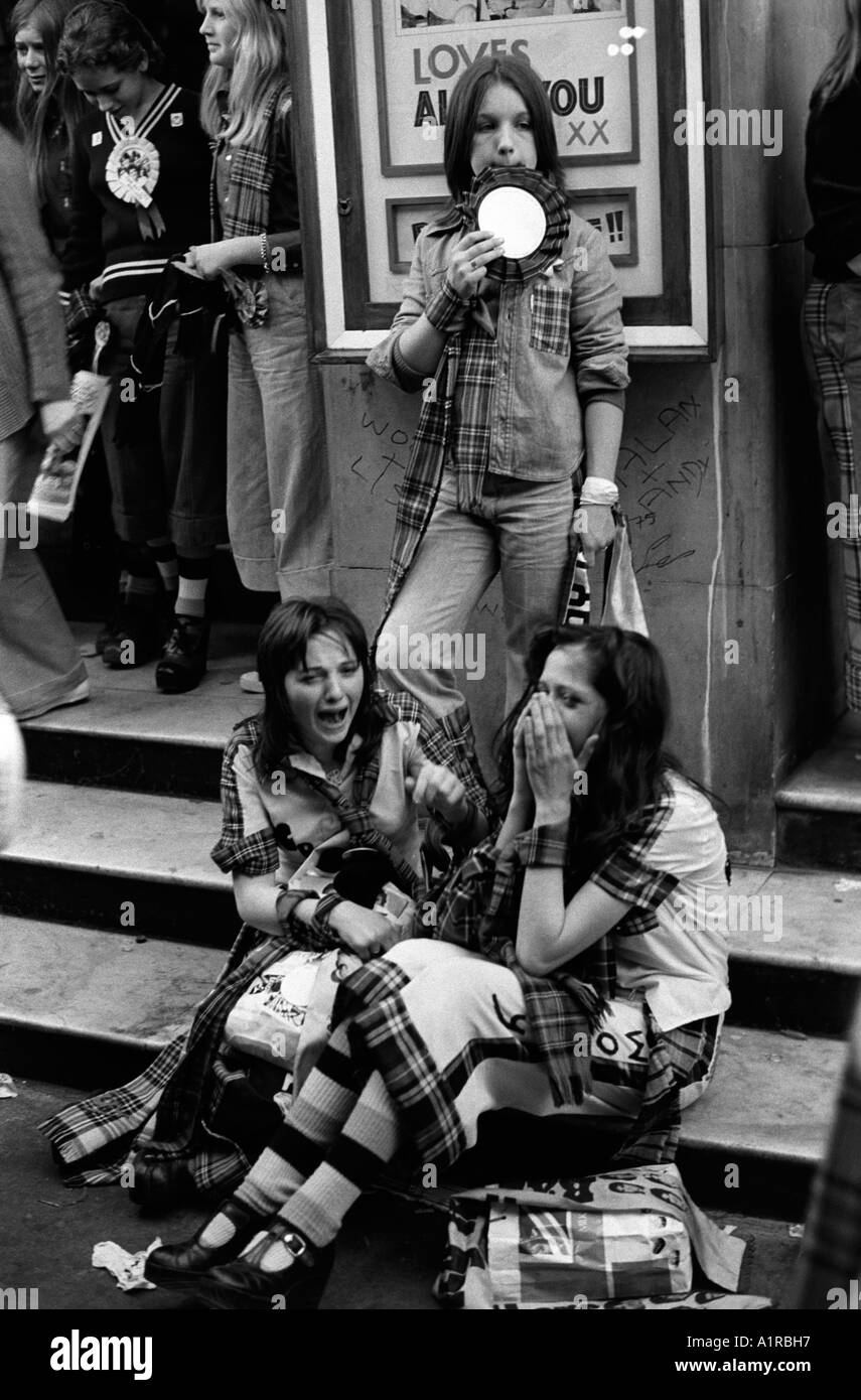 Années 1970 Grande-Bretagne adolescente Bay City Roller fans. Des filles émotionnelles hystériques après un concert au Hammersmith Odeon, West London 1975. HOMER SYKES Banque D'Images