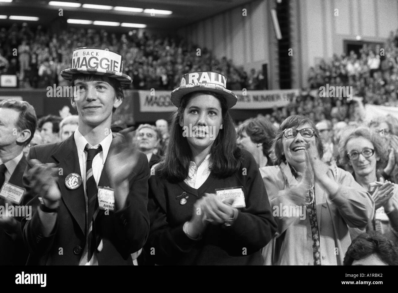 Jeunes conservateurs des années 1980 Royaume-Uni, applaudissez Maggie Mme Margaret Thatcher Conférence du Parti conservateur 1981 à Brighton. Ripostez avec les conservateurs. Banque D'Images