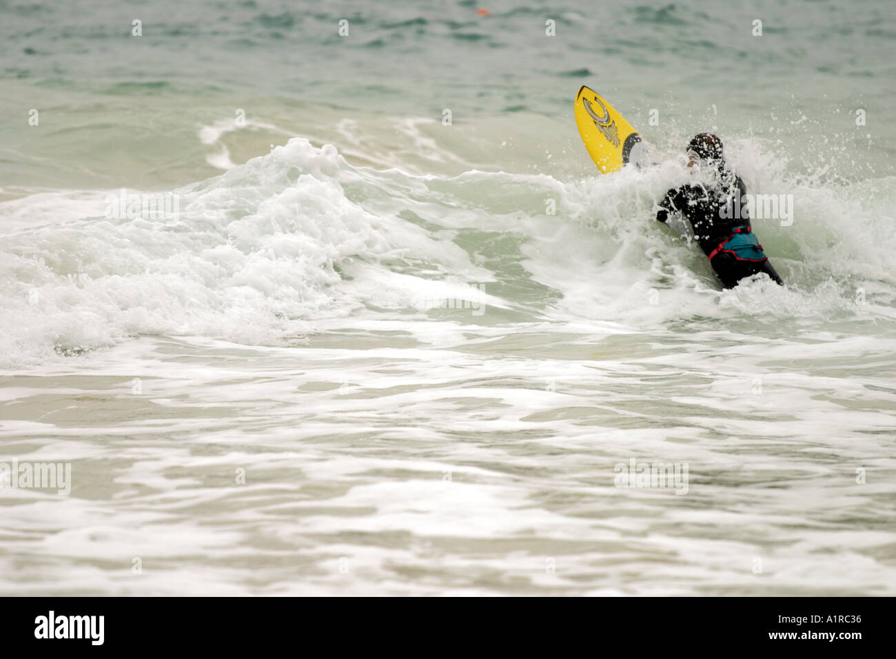 Un brave gens surf surf vague immense plage mer homme enourage danger peur figi Banque D'Images